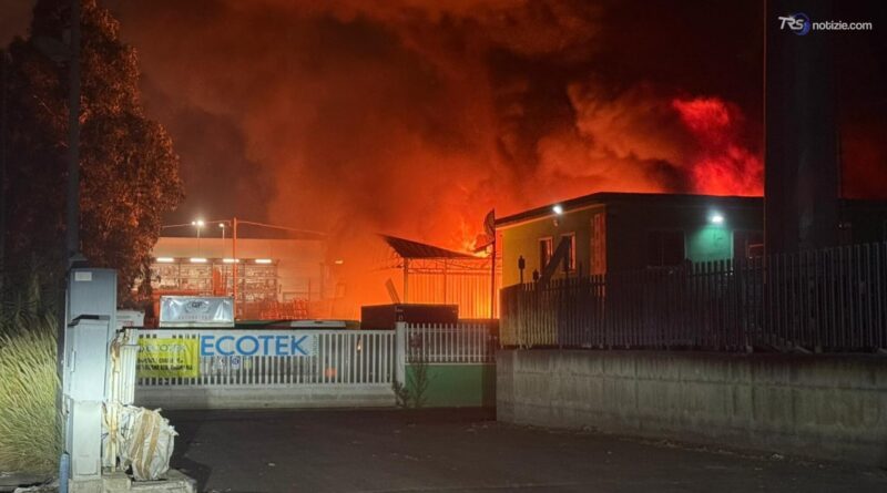 Incendio in un'azienda di rifiuti nella zona industriale di Catania