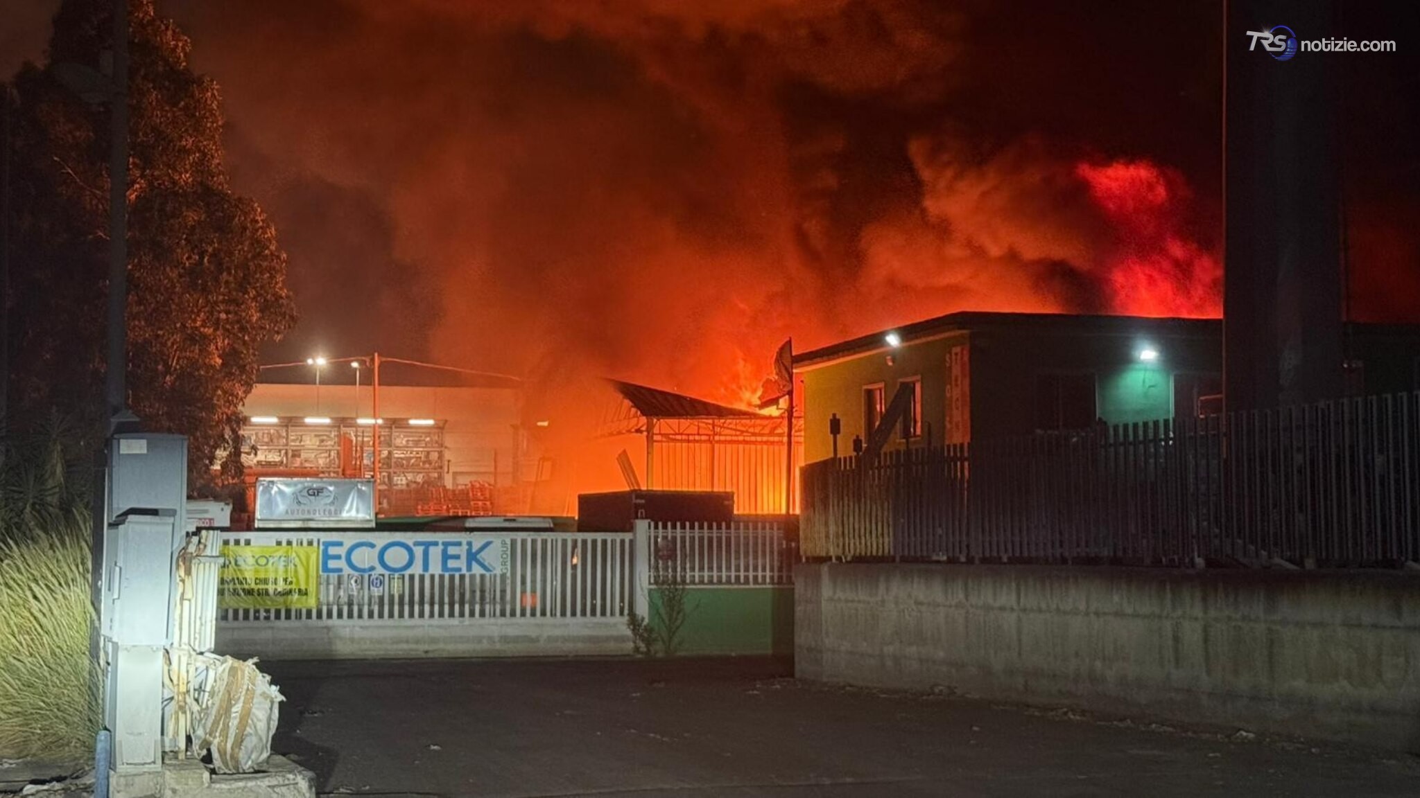 Incendio in un'azienda di rifiuti nella zona industriale di Catania