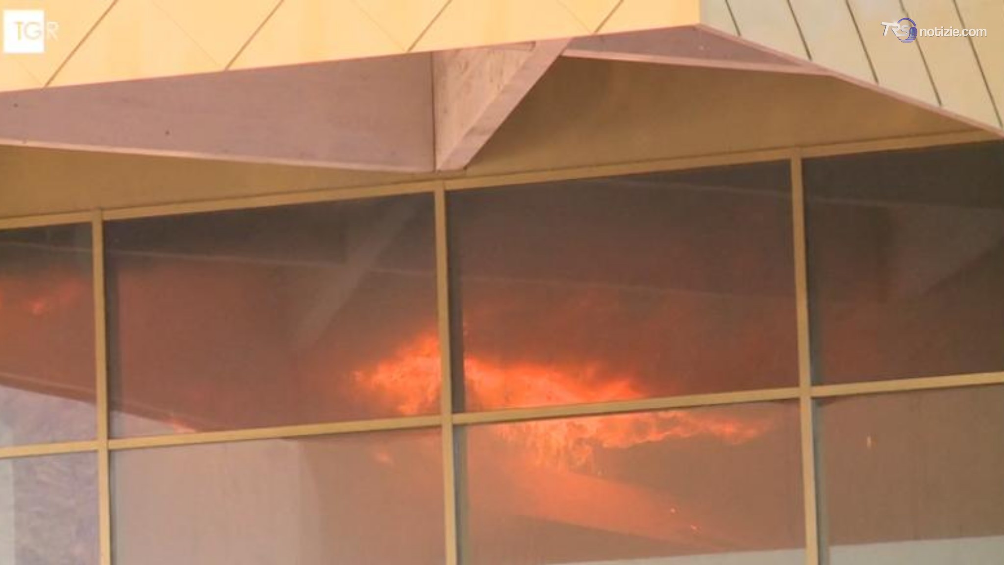 Incendio al centro commerciale Conca d'Oro