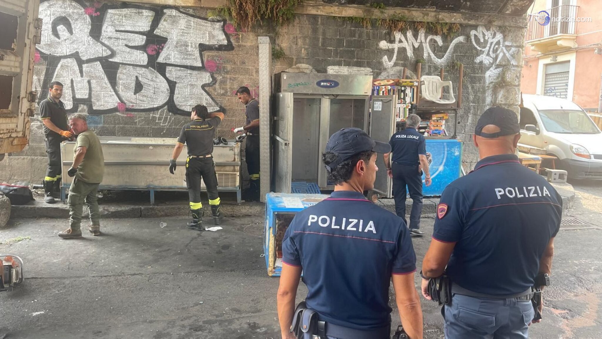 Catania, operazione antiabusivi alla Pescheria. Rimossi rifiuti e frigoriferi