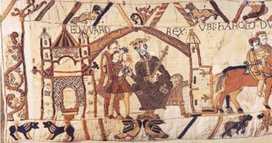 Carlo III e Macron insieme davanti all’Arazzo che racconta la conquista d’Inghilterra