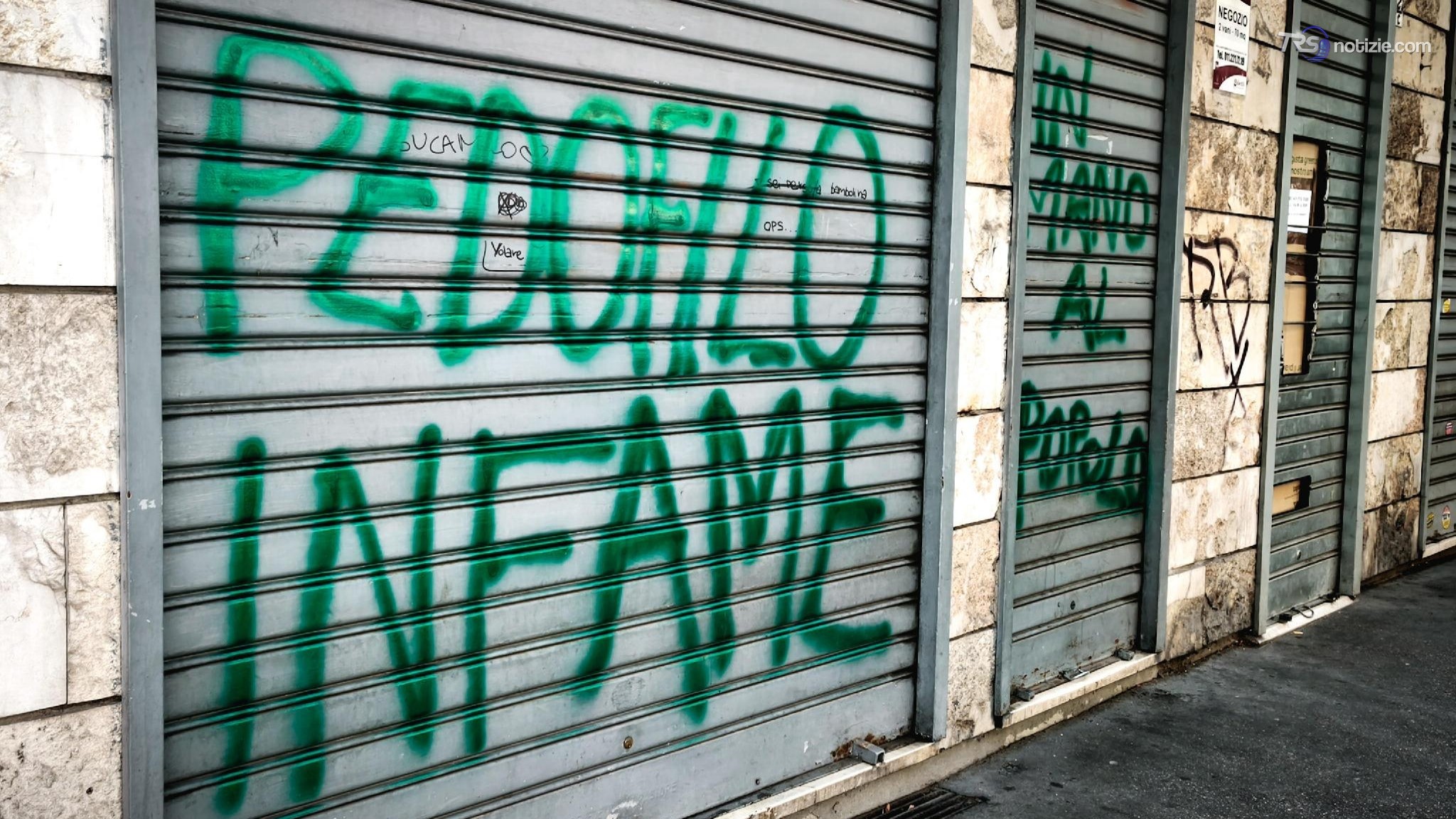 Molestie su 13enne, procura ricorre contro scarcerazione. Minacce sulla serranda del minimarket