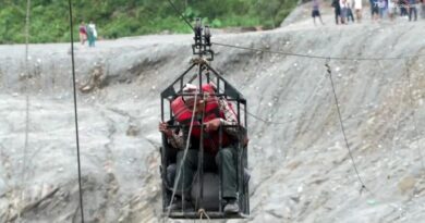 Sospesi sul fiume in piena: in Nepal una zipline diventa l’unica via per tornare a casa