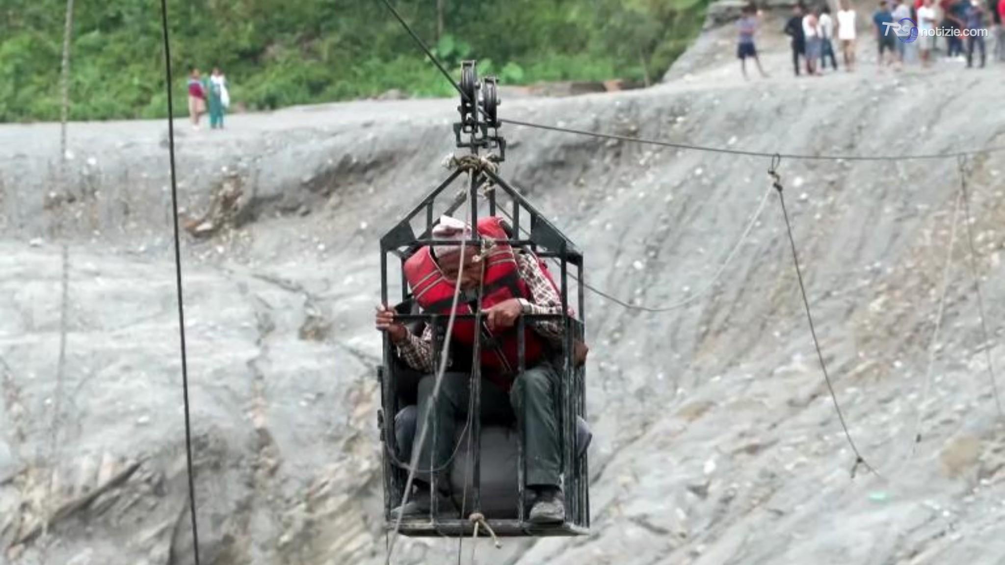Sospesi sul fiume in piena: in Nepal una zipline diventa l’unica via per tornare a casa