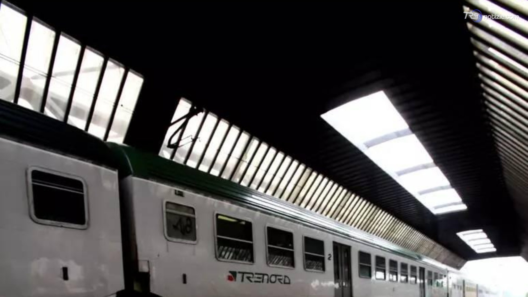 Cavo elettrico tranciato sulla Varese-Milano: 300 evacuati dal treno