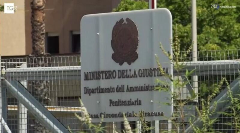 Aggressione in carcere, feriti un ispettore e due agenti