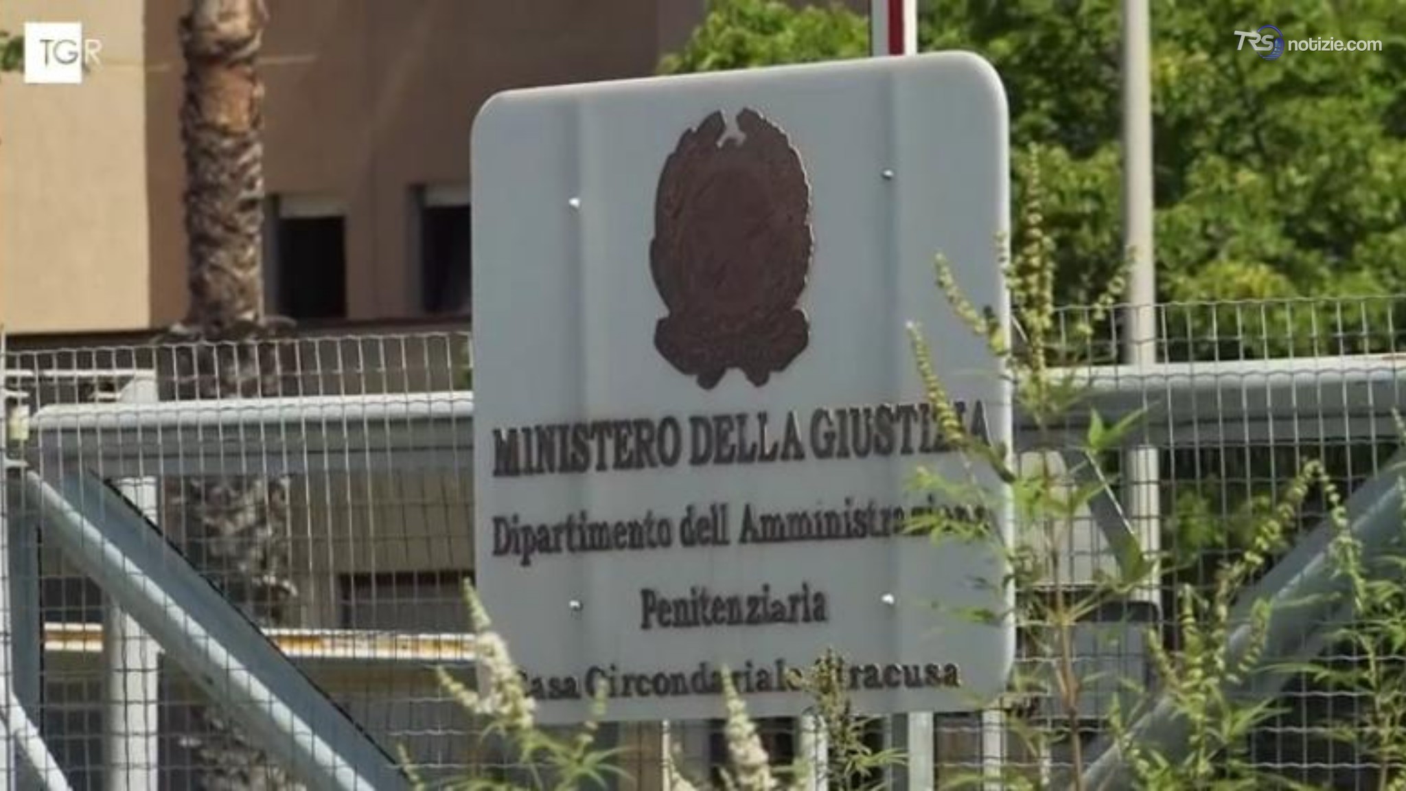 Aggressione in carcere, feriti un ispettore e due agenti