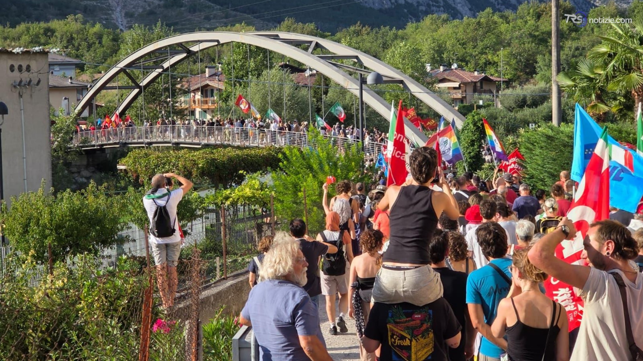 Raduno neonazista in Trentino, duemila persone in piazza per la contromanifestazione