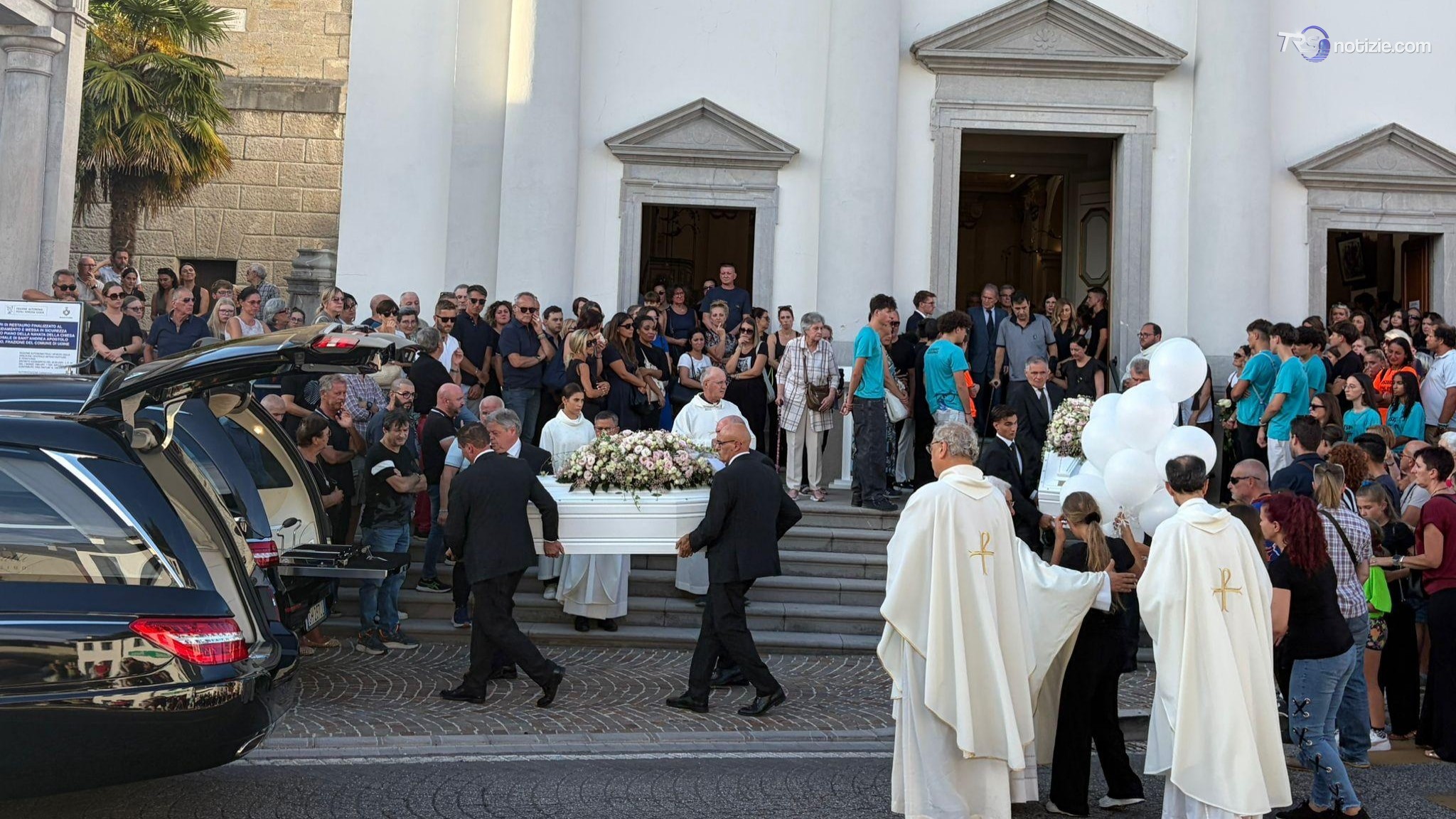 L’addio a Noemi e Desirèe morte a 11 e 4 anni: palloncini, lacrime e lutto cittadino