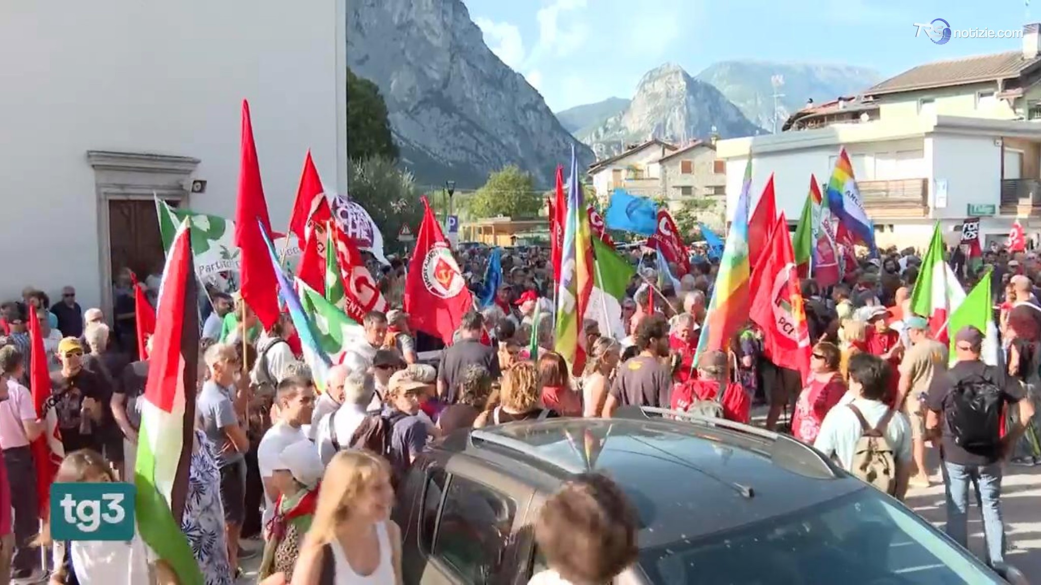 Raduno naziskin a Pietramurata, corteo per dire no all'ultradestra