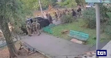 Lite da film tra 007 ucraini per le strade di Kiev
