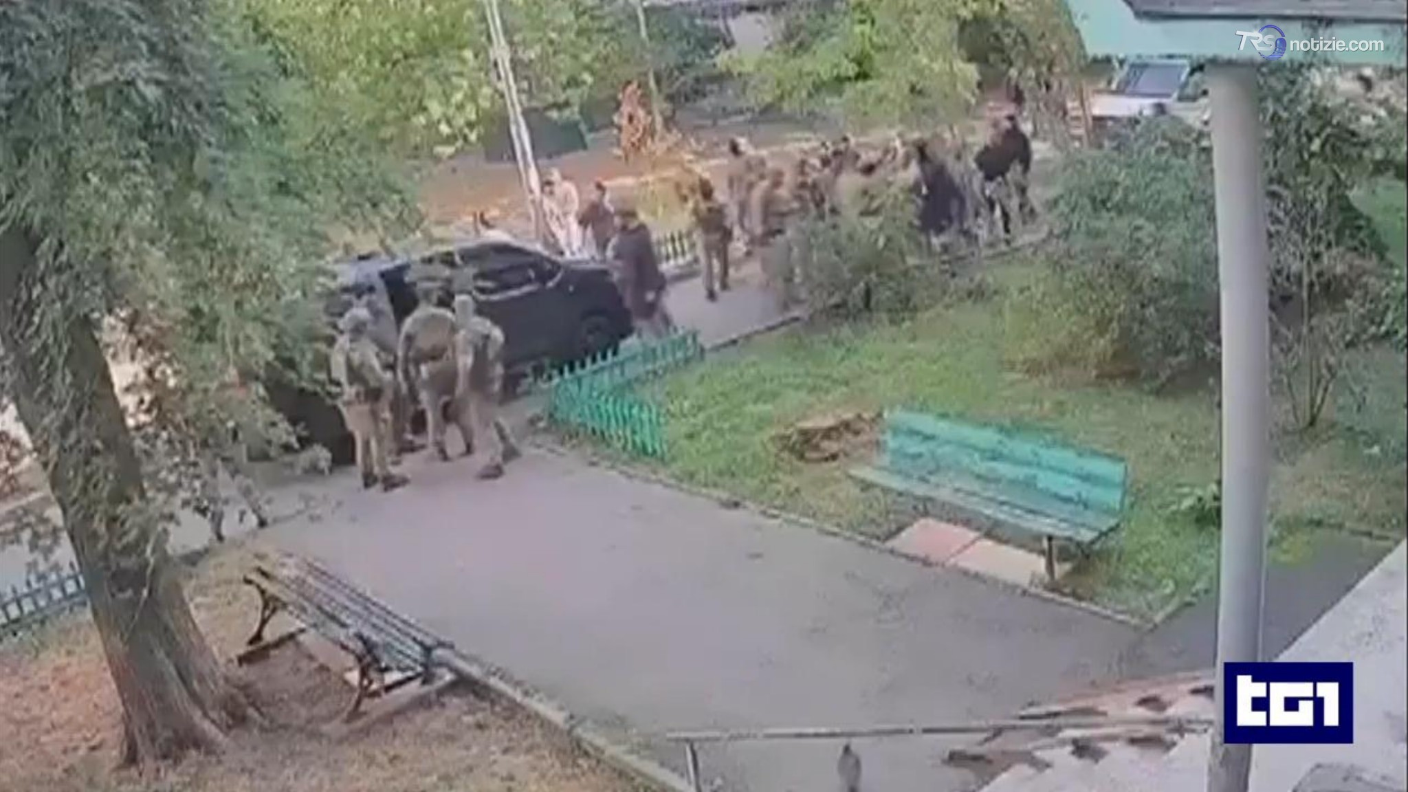 Lite da film tra 007 ucraini per le strade di Kiev