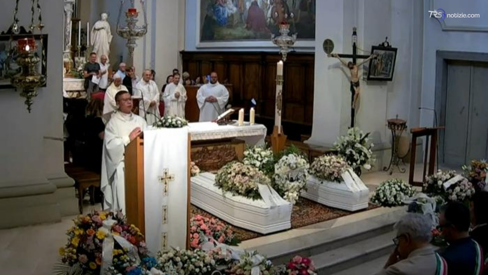 ”Per sempre insieme”, l’ultimo saluto a Noemi e Desirèe morte nello schianto sulla Pontebbana