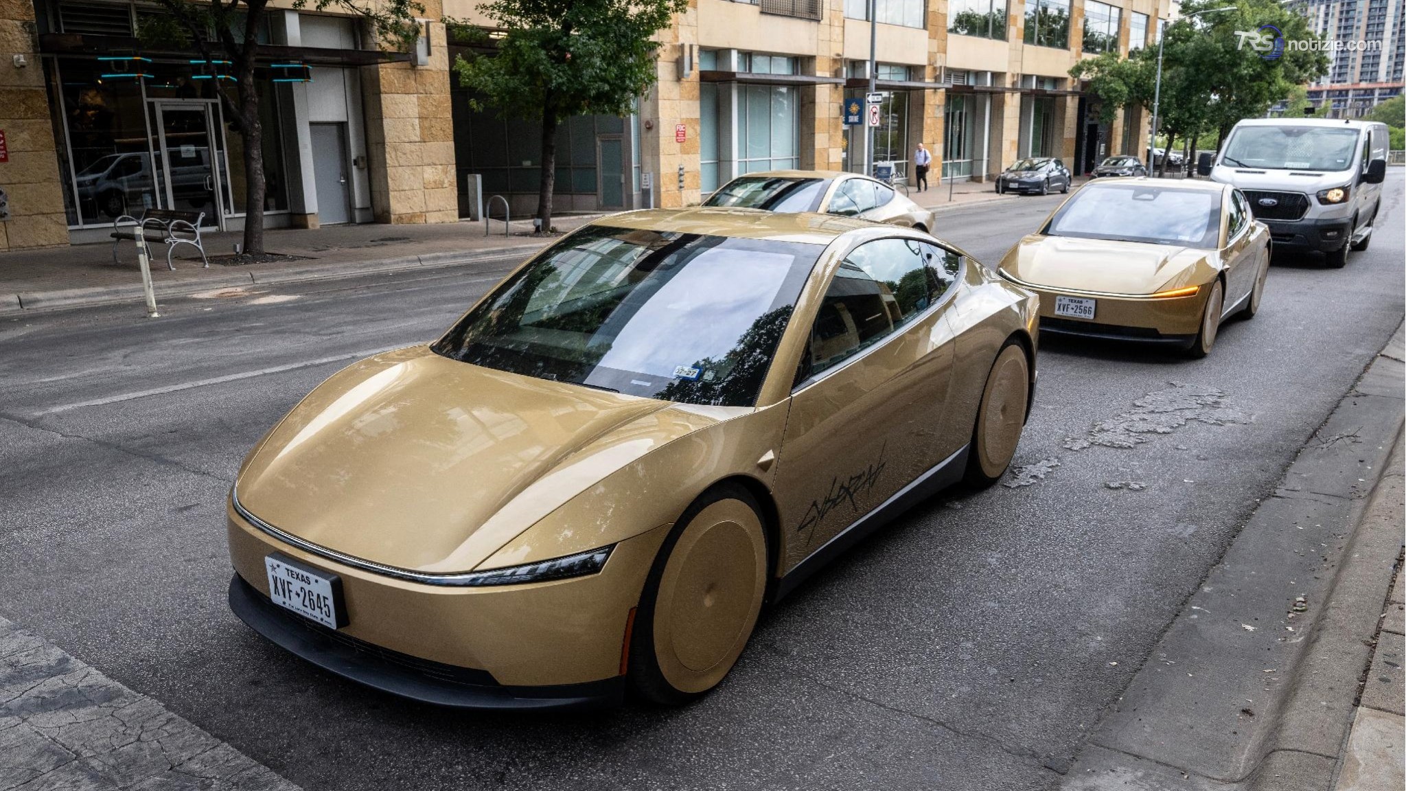 La spettacolare Cybercab Tesla a due posti color oro: è priva di volante
