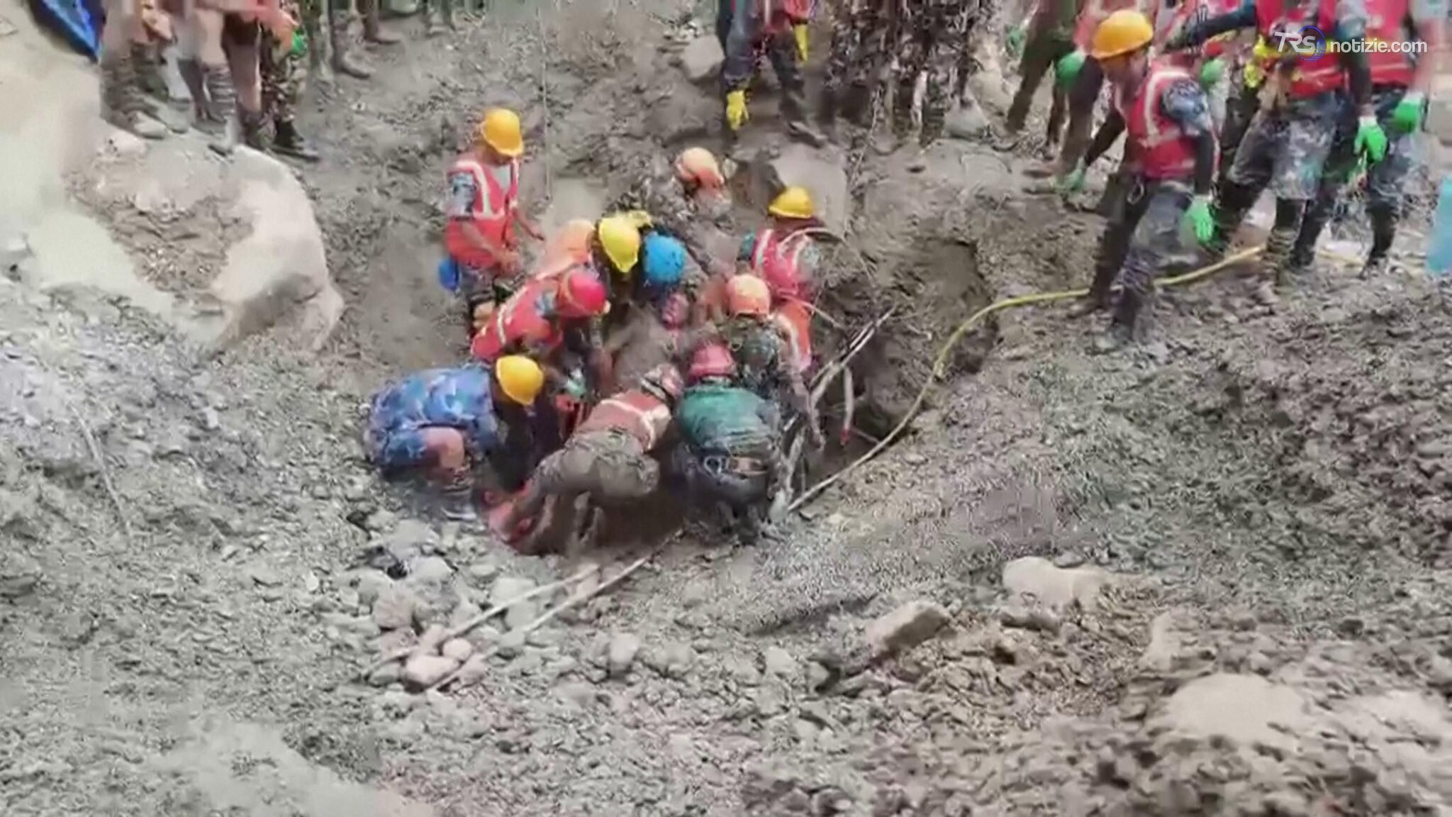 Nepal, i soccorritori estraggono vivo un operaio dal tunnel