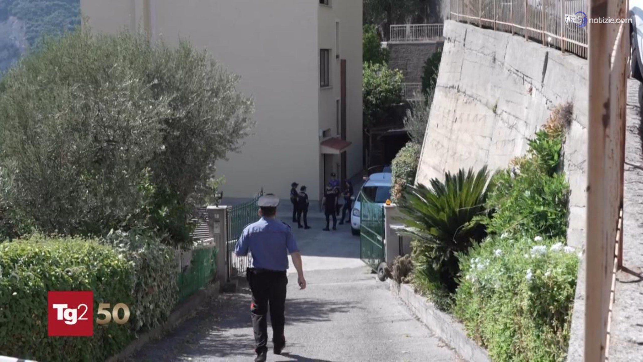 Uccide moglie e figlio nel sonno e poi si spara: le sue ragioni nei biglietti