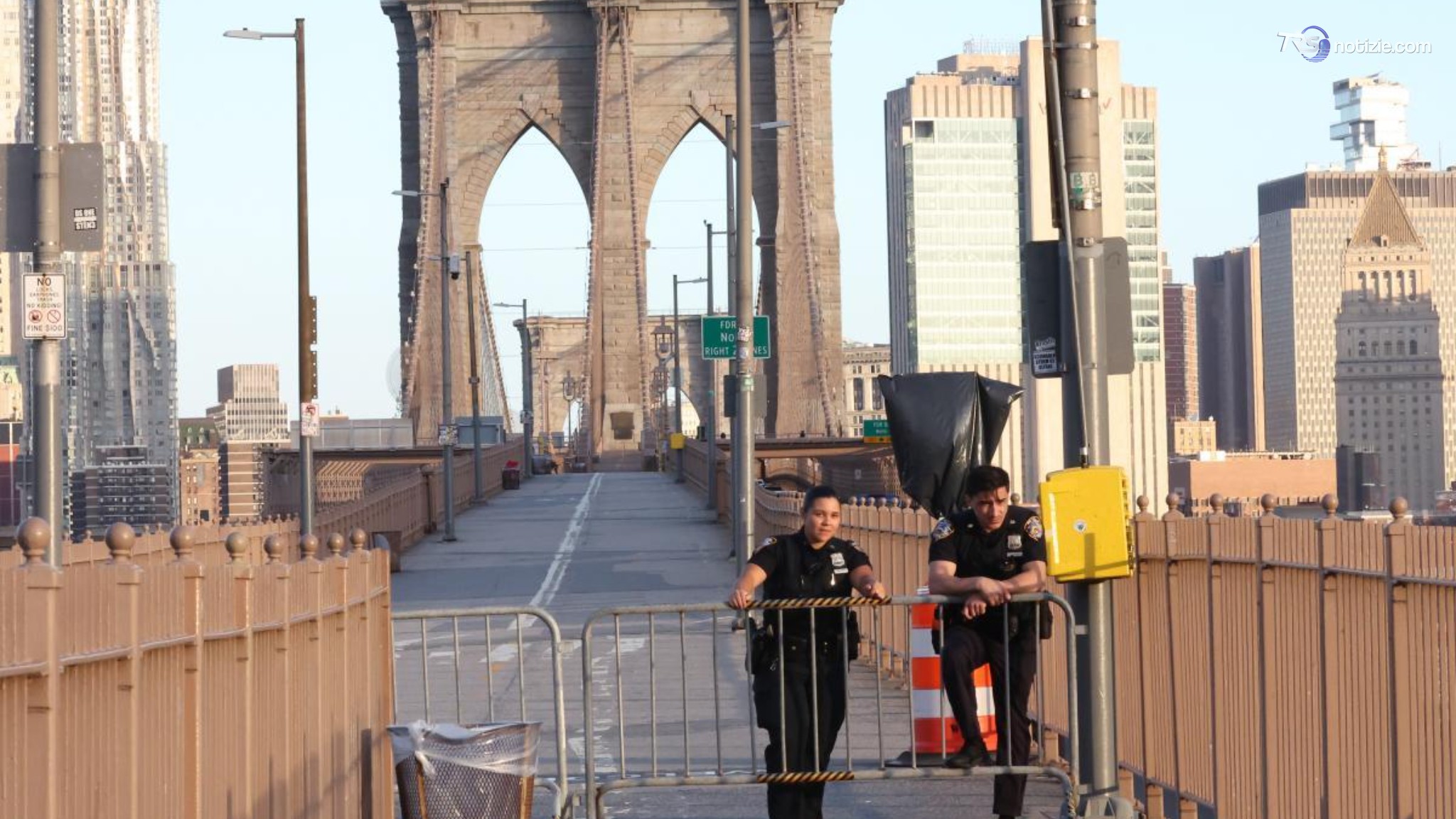 Armato di coltello sui cavi del Ponte di Brooklyn, la polizia lo uccide