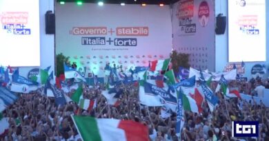 Meloni: "Non ho mollato e non mollerò mai", applausi alla festa organizzata da FdI