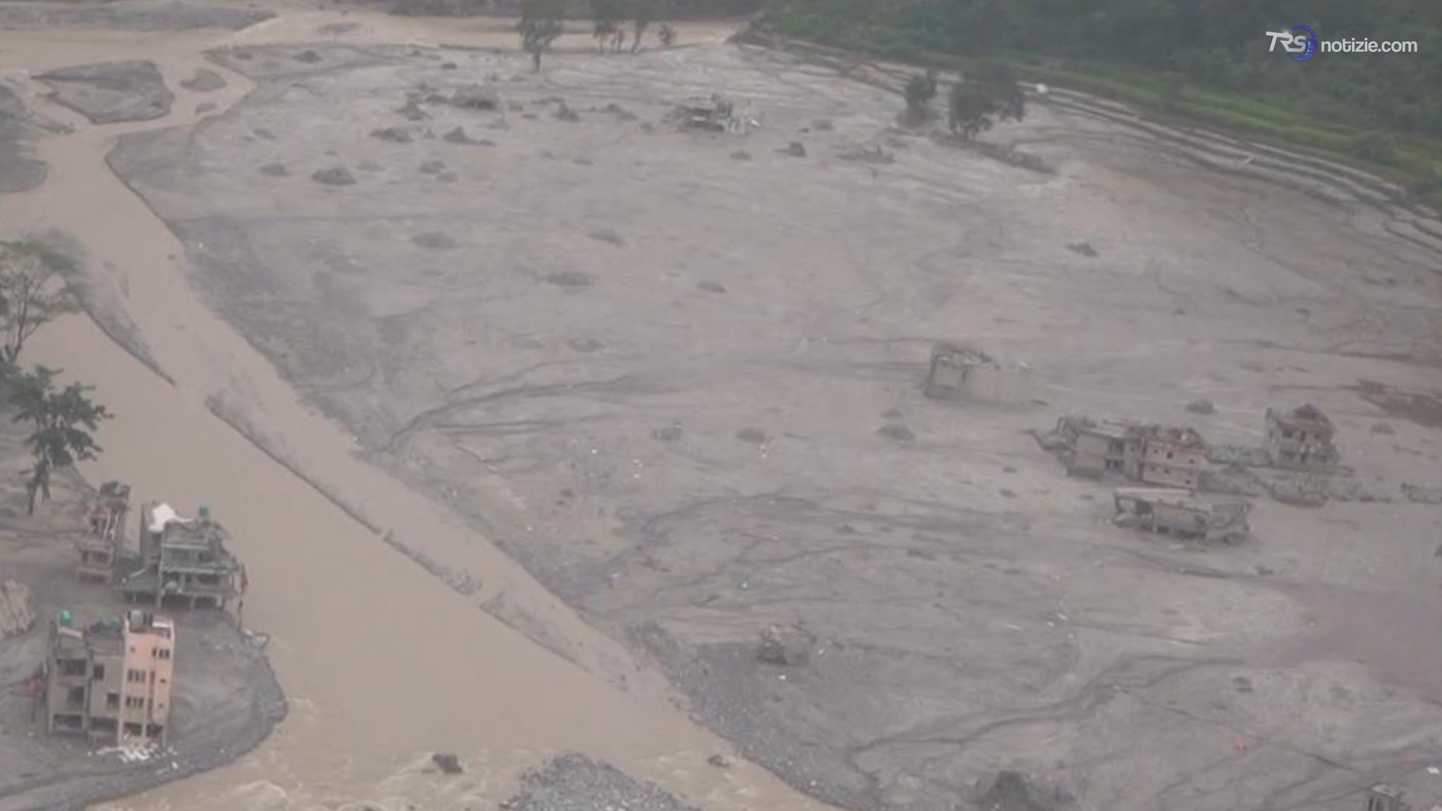 In volo sulla ferita aperta del Nepal, il fango ha inghiottito tutto