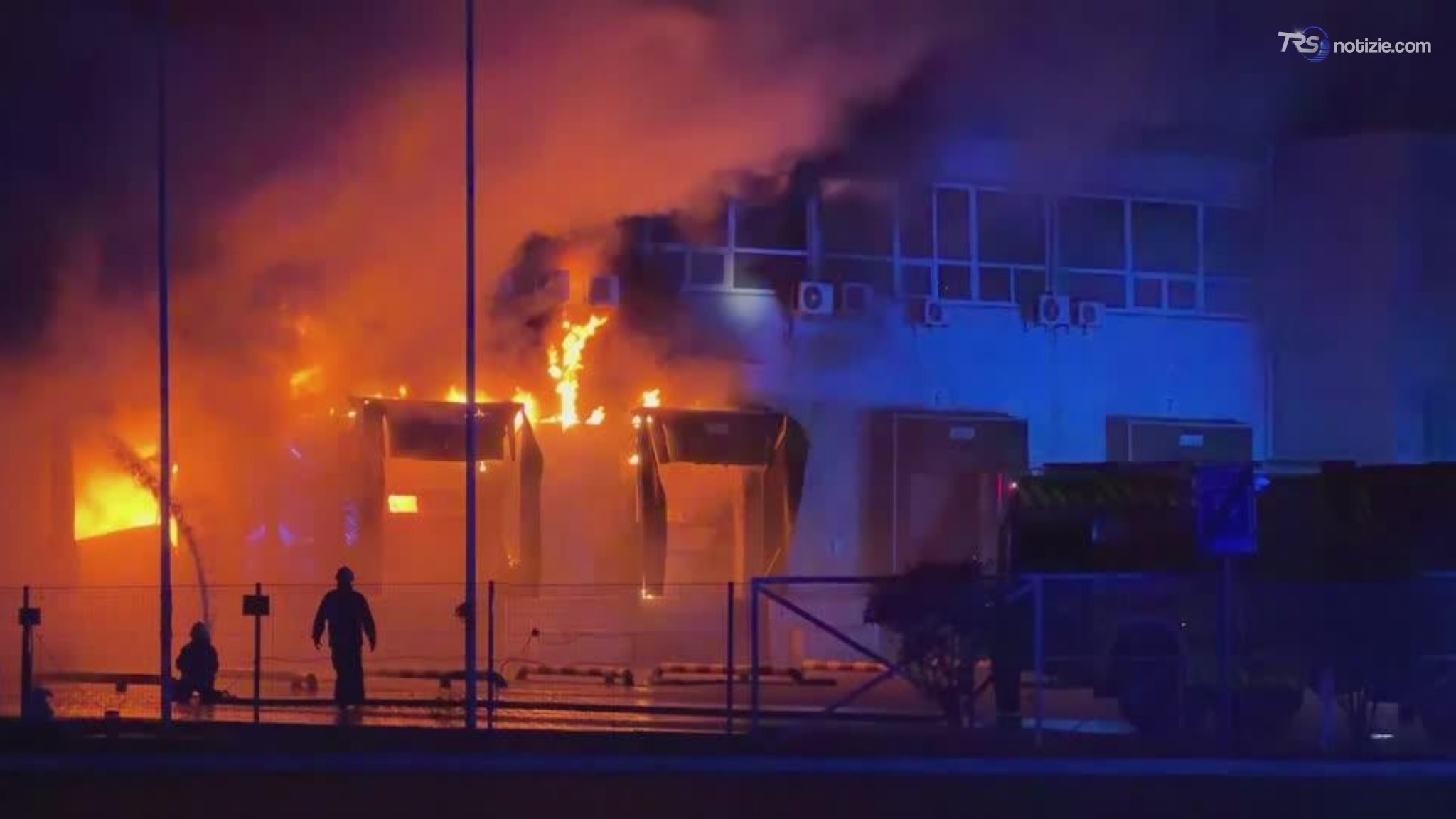 Raid su Kiev: drone esplode sul magazzino in fiamme alla vigilia dei negoziati USA