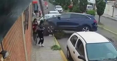 Tragedia sfiorata: pick-up impazzito quasi travolge famiglia e neonato, l'istante dell'impatto