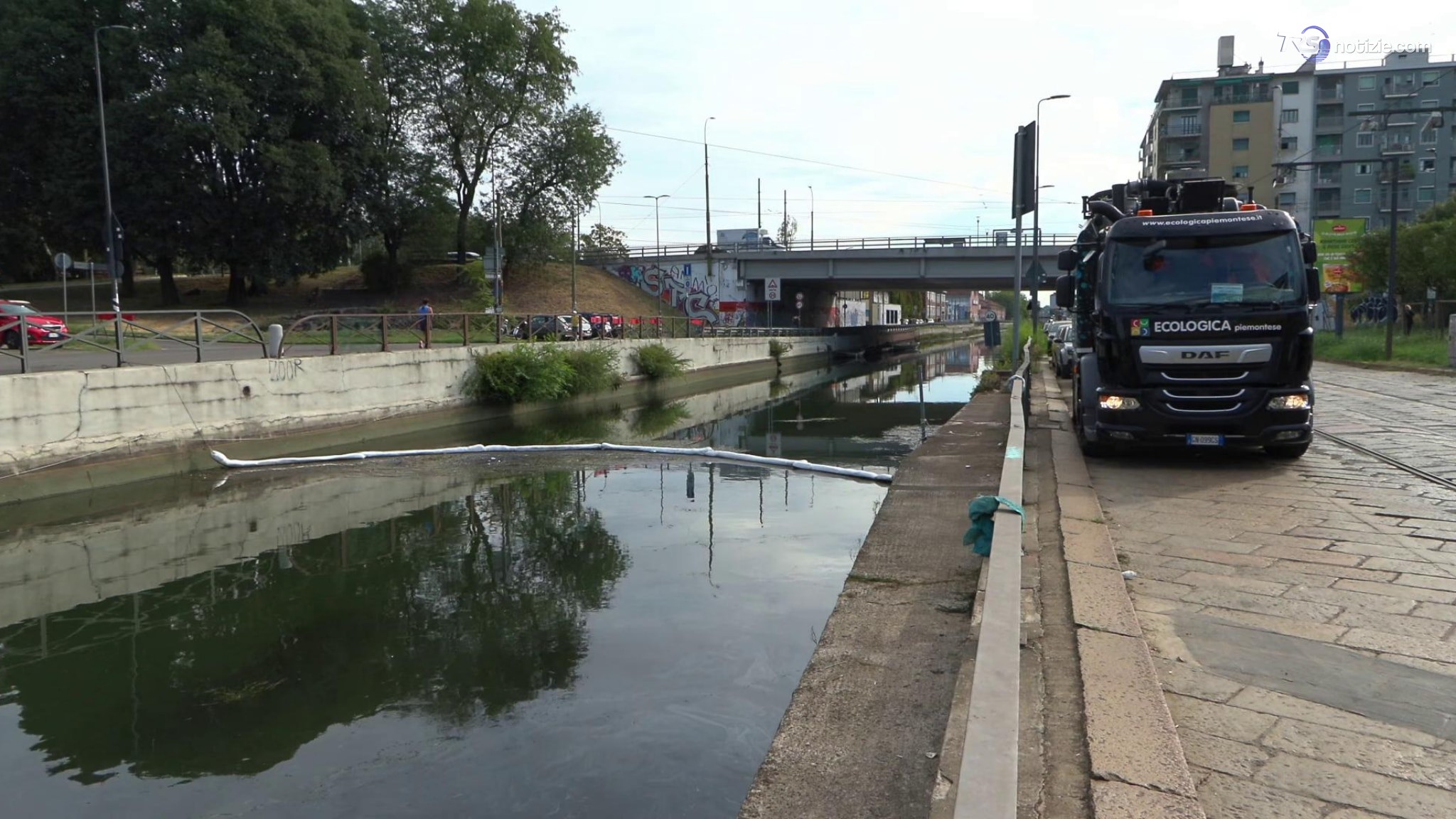 Gasolio nel Naviglio, create 7 barriere con le panne per arginare l'avanzamento