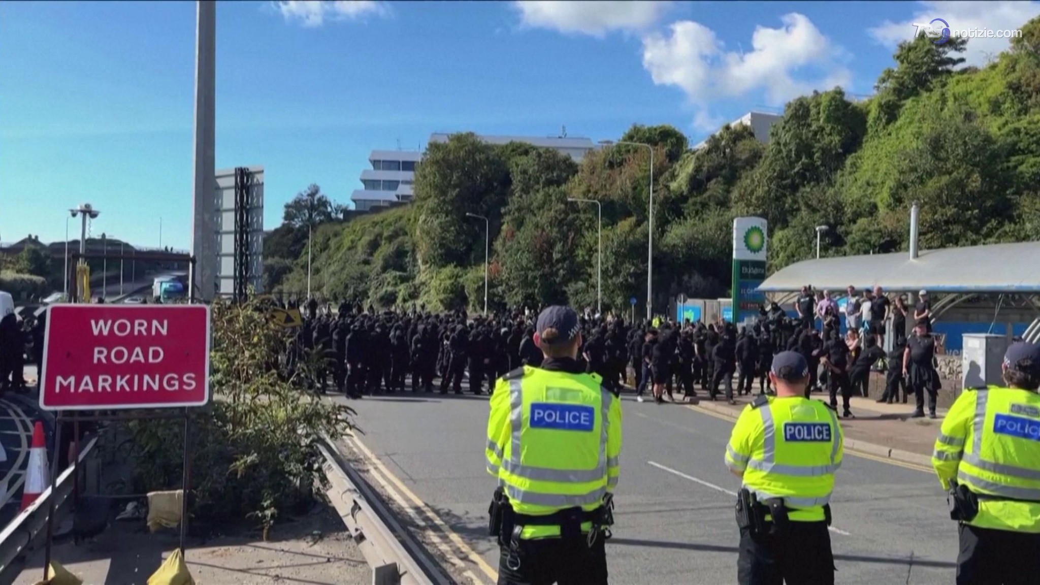 La protesta degli incappucciati: bloccano il porto di Dover al grido di “fermate i barconi”