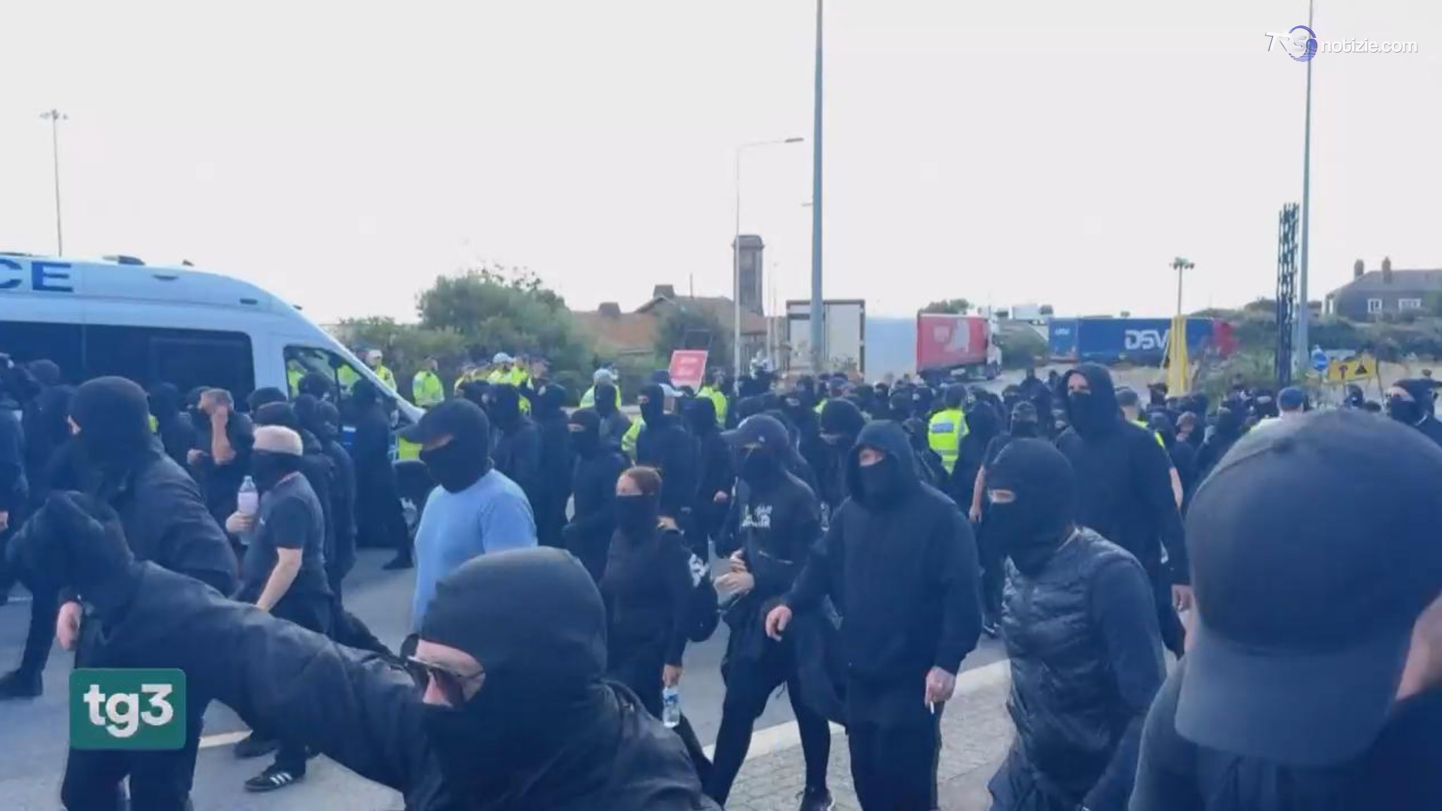 Dover, in centinaia a volto coperto contro i migranti. Farage: “Fermeremo le barche”