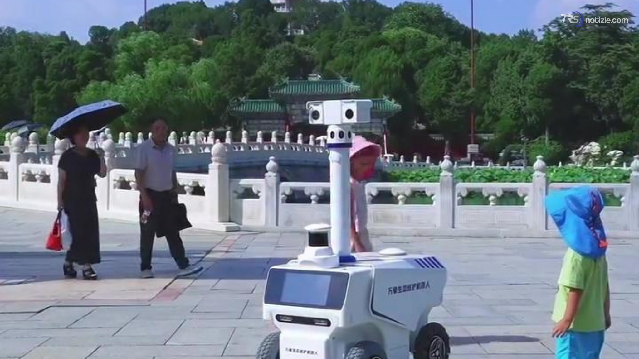 Come in Star Wars: ecco i robot pulitori che si aggirano per i parchi cinesi a Pechino