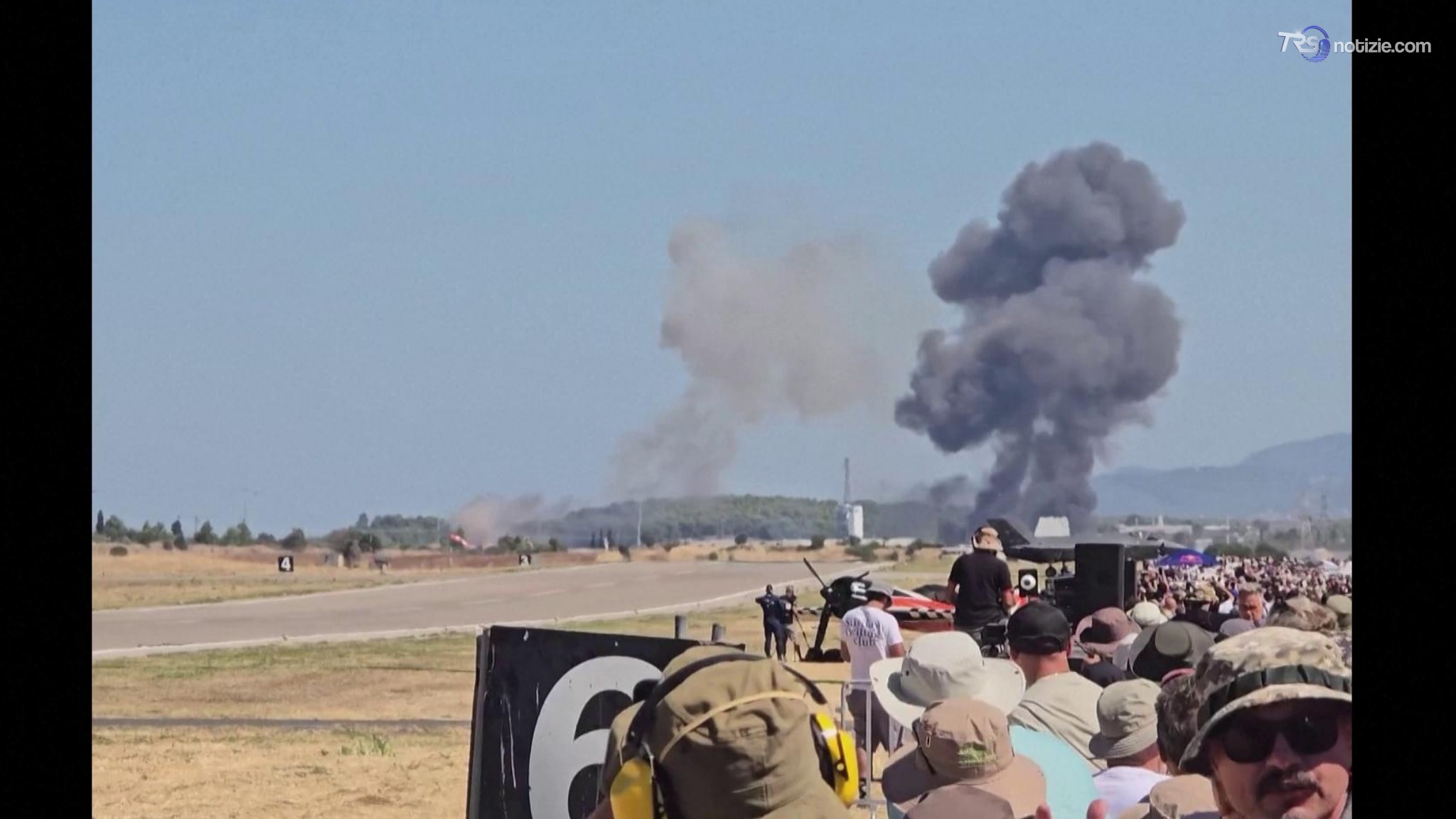 La discesa inarrestabile poi lo schianto violento all’Air show: aereo militare esplode