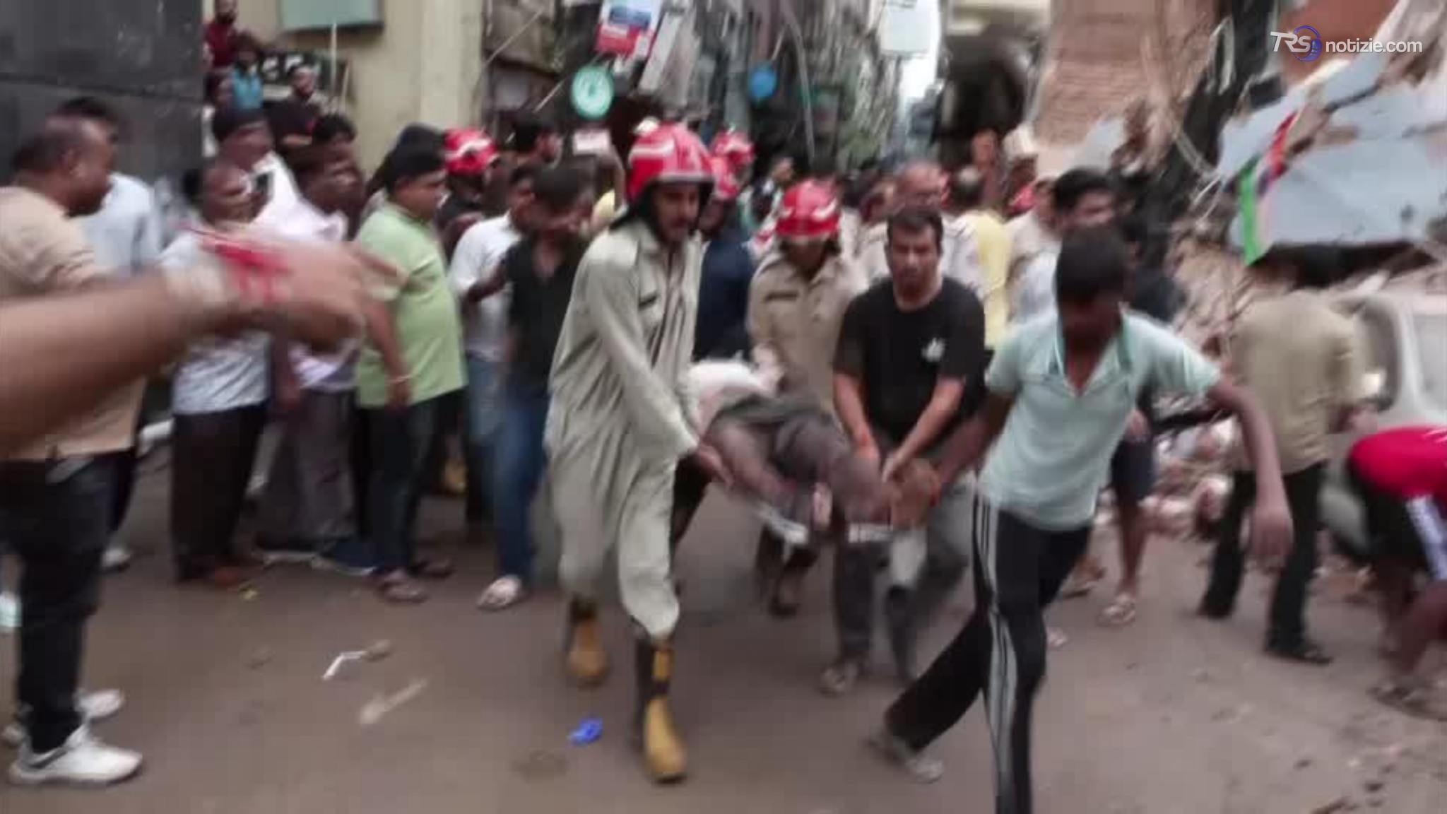 Nuova Delhi, crolla un ostello: un morto e una quarantina intrappolati sotto le macerie