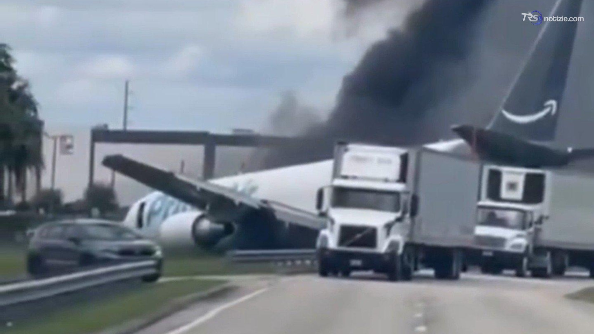 Tragedia a Miami: aereo cargo Amazon esce di pista e travolge diverse auto, almeno cinque morti