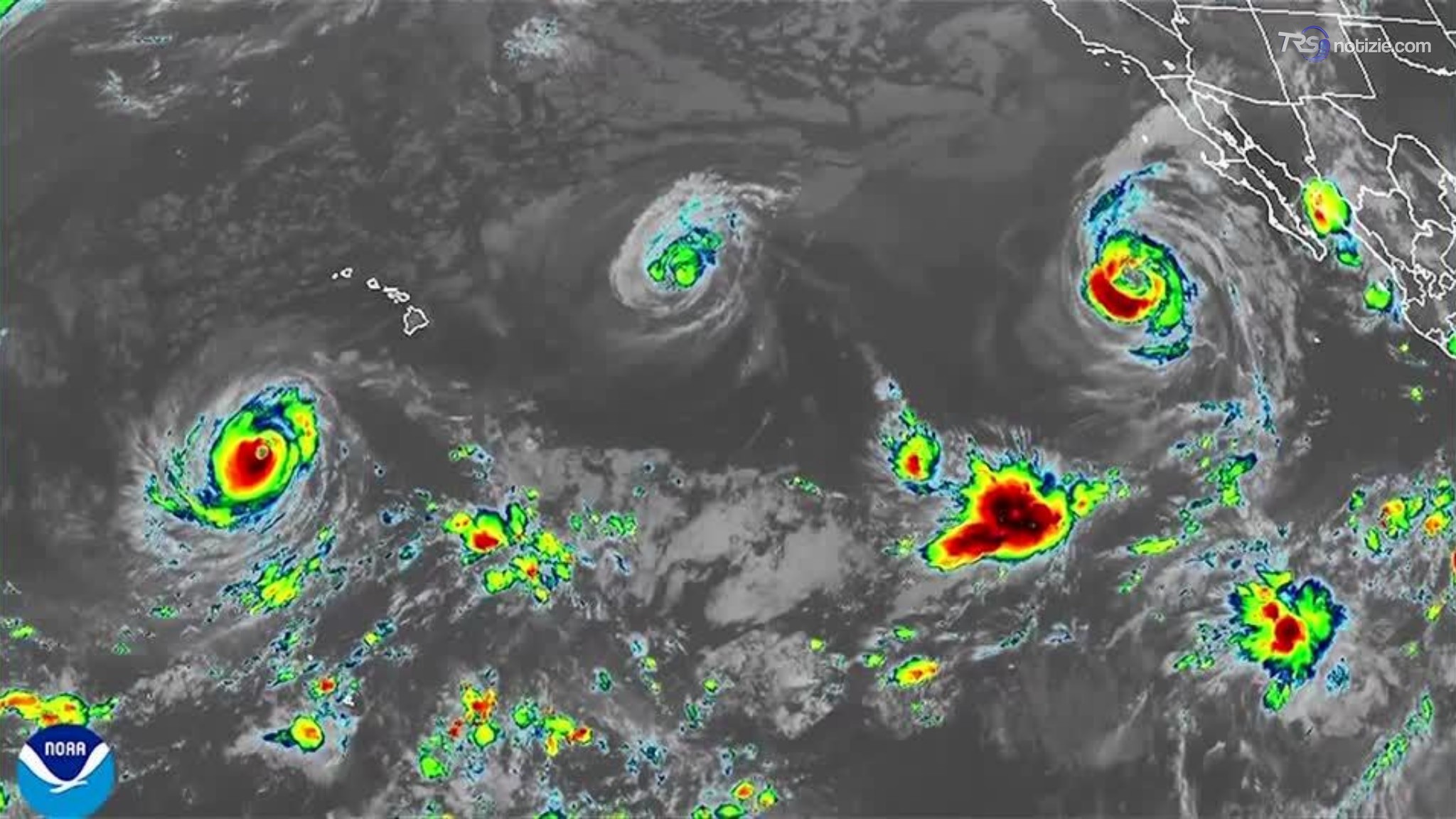 Uragani rossi multipli visti dal satellite, la tempesta minaccia le Hawaii: piogge torrenziali