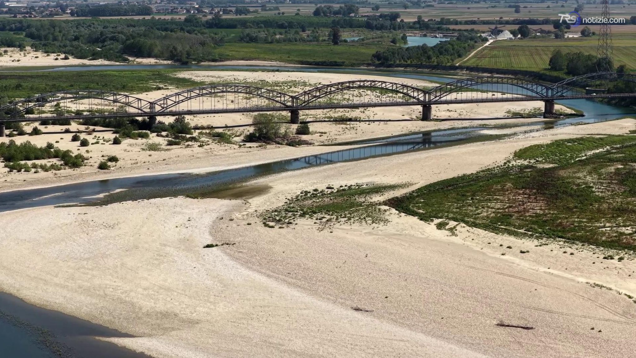 Spiagge di sabbia emergono dal Po, l’estate nera per la siccità, immagini dal drone