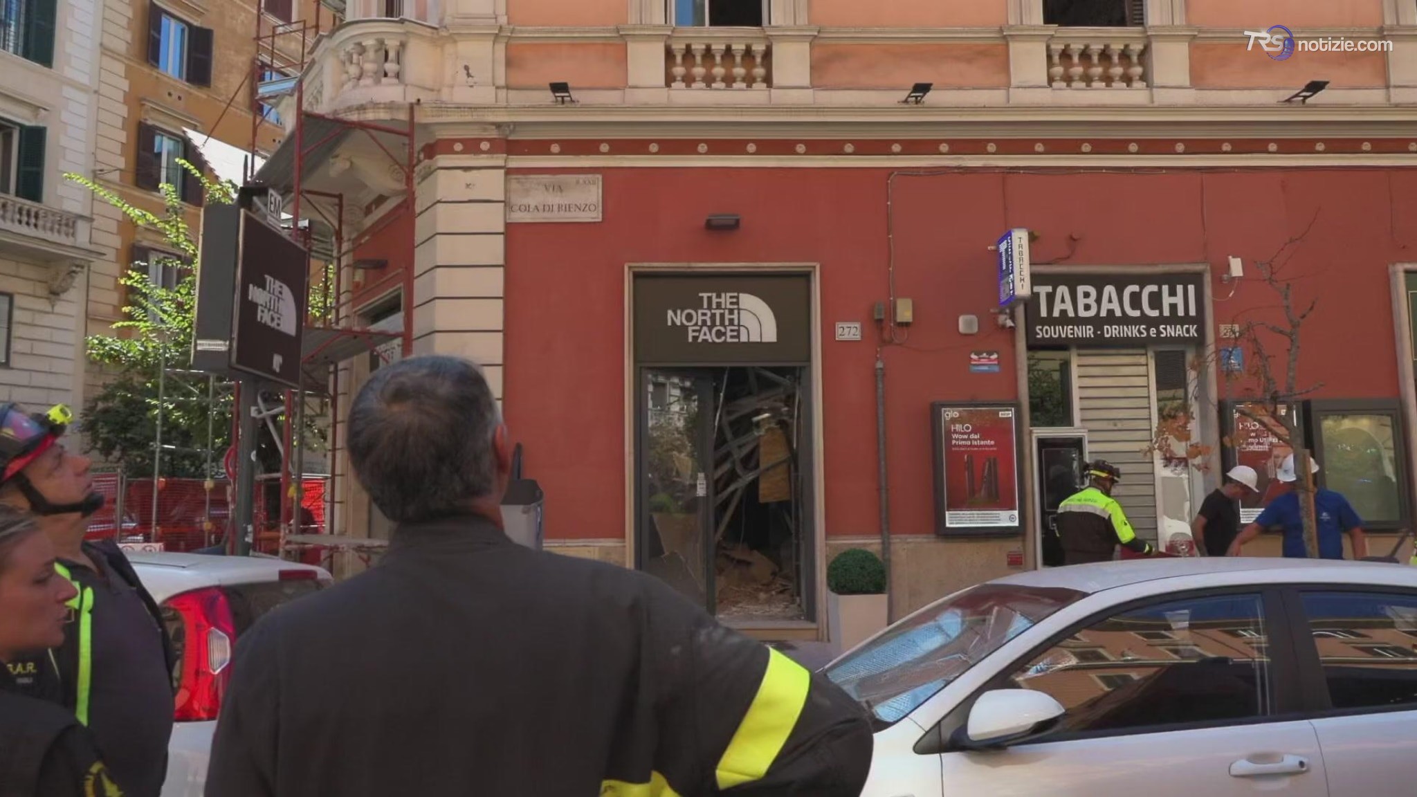 Il crollo di un solaio nel quartiere Prati: quattro persone estratte illese dalle macerie