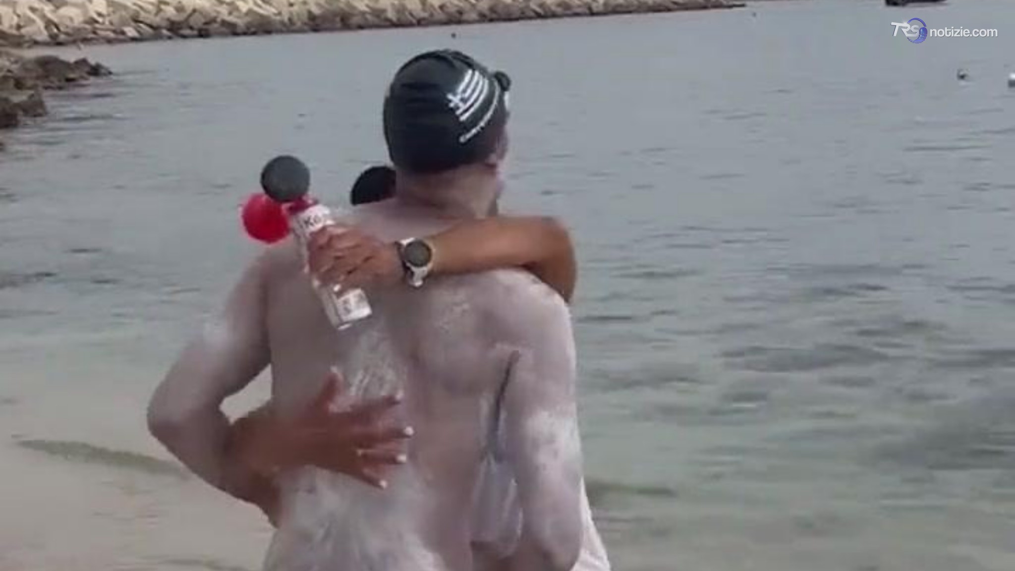 Il primato di Spyros: nuota dalla Grecia all’Italia senza fermarsi, quasi 32 ore di bracciate