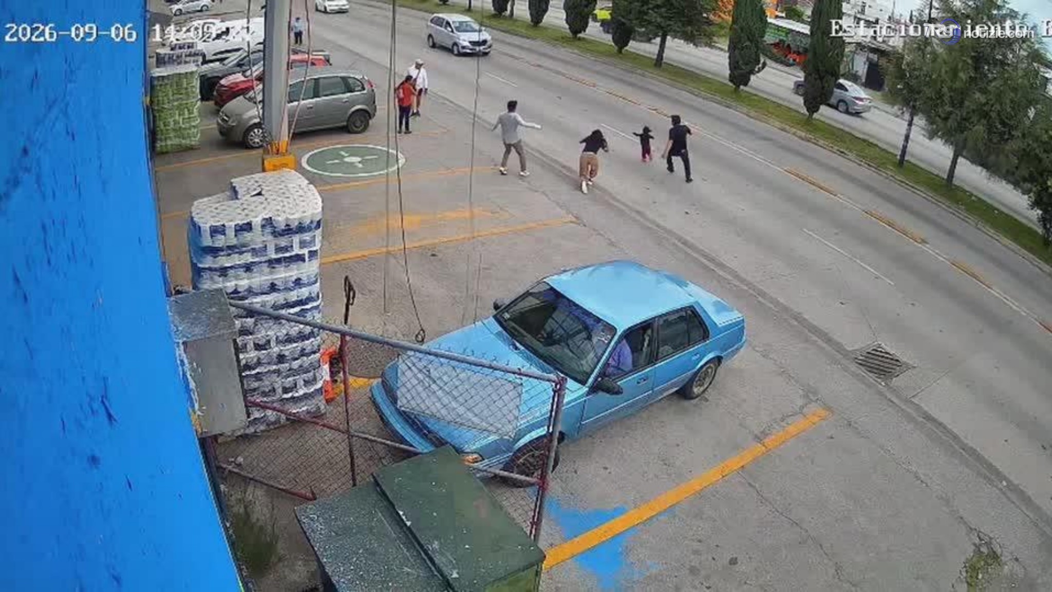 Il bimbo sfugge al controllo e corre in mezzo alla strada, vivo per miracolo