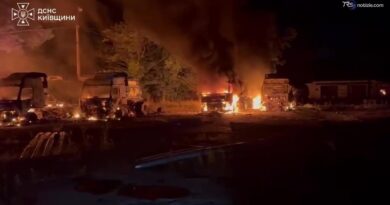 Fuoco e fiamme, attacchi russi su Kiev: tornano i blitz missilistici