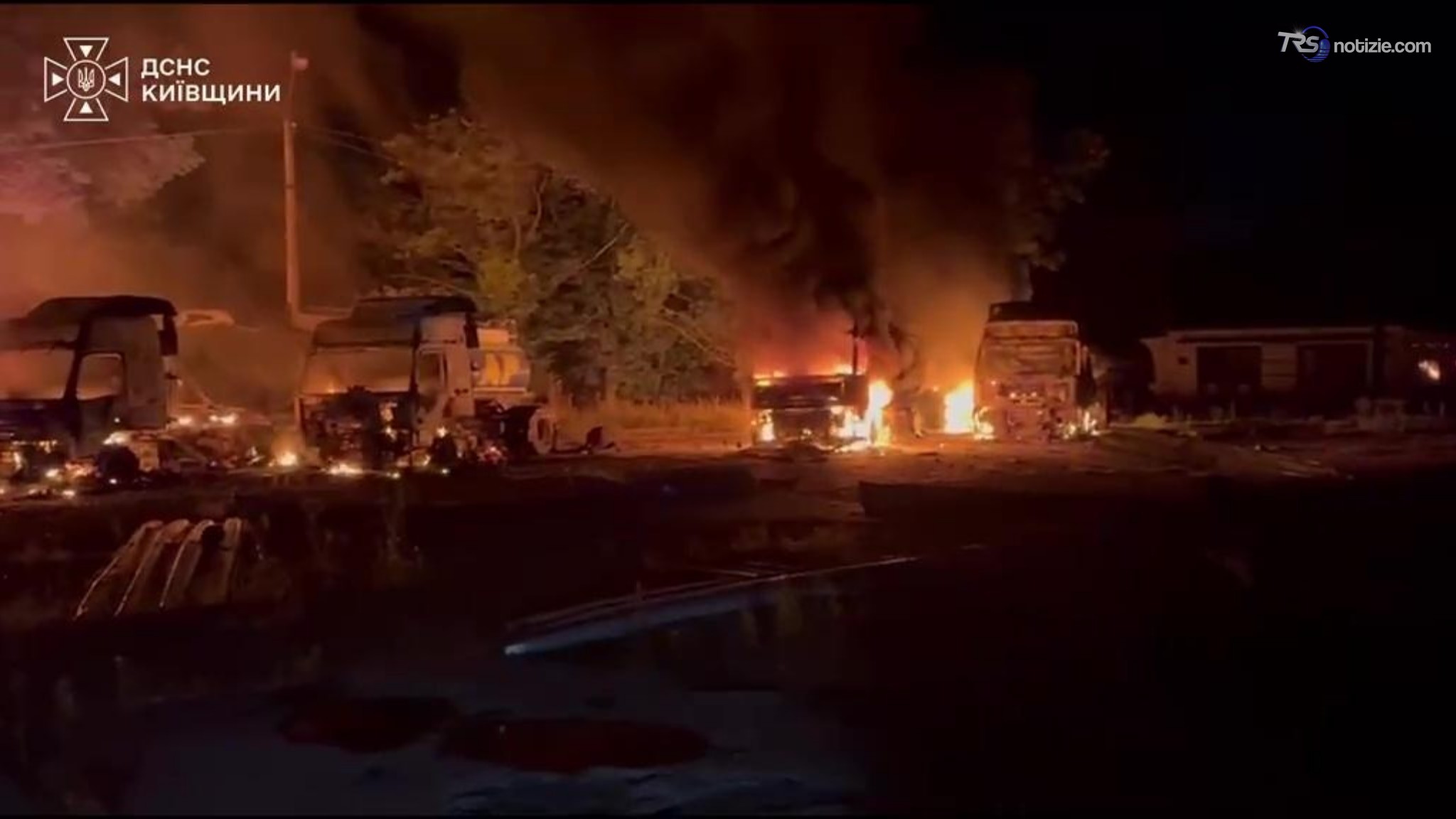 Fuoco e fiamme, attacchi russi su Kiev: tornano i blitz missilistici