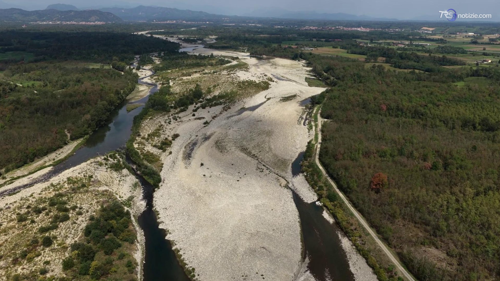 Il fiume Sesia irriconoscibile: drone mostra i danni della siccità record