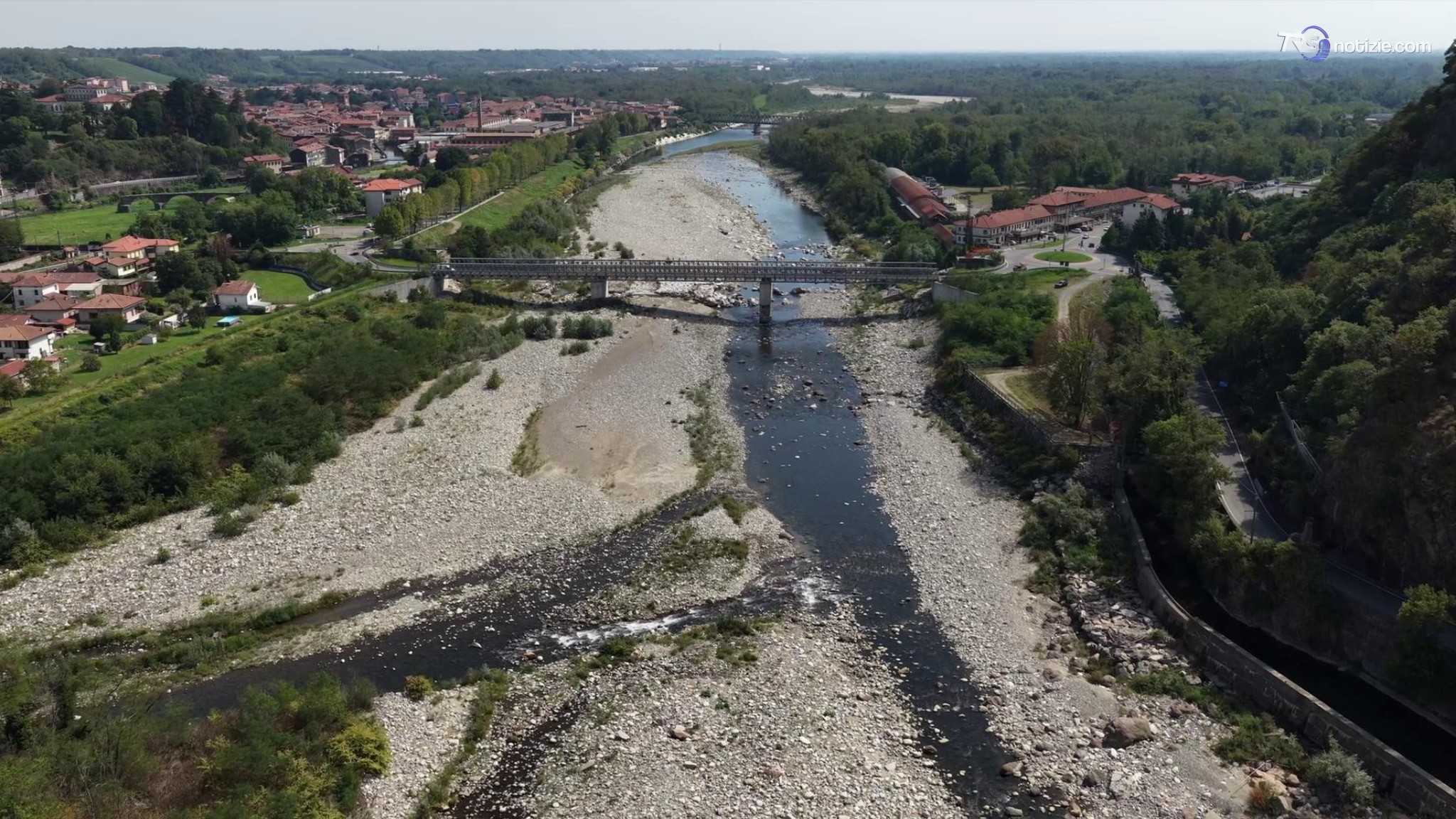 Siccità, in Piemonte il fiume Sesia ora è ai minimi: drone sul novarese
