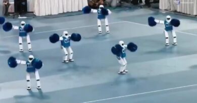 Robot cheerleaders in Cina, lo spettacolo è esilarante, poi uno collassa: portato via in barella