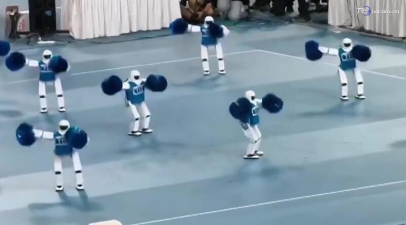 Robot cheerleaders in Cina, lo spettacolo è esilarante, poi uno collassa: portato via in barella