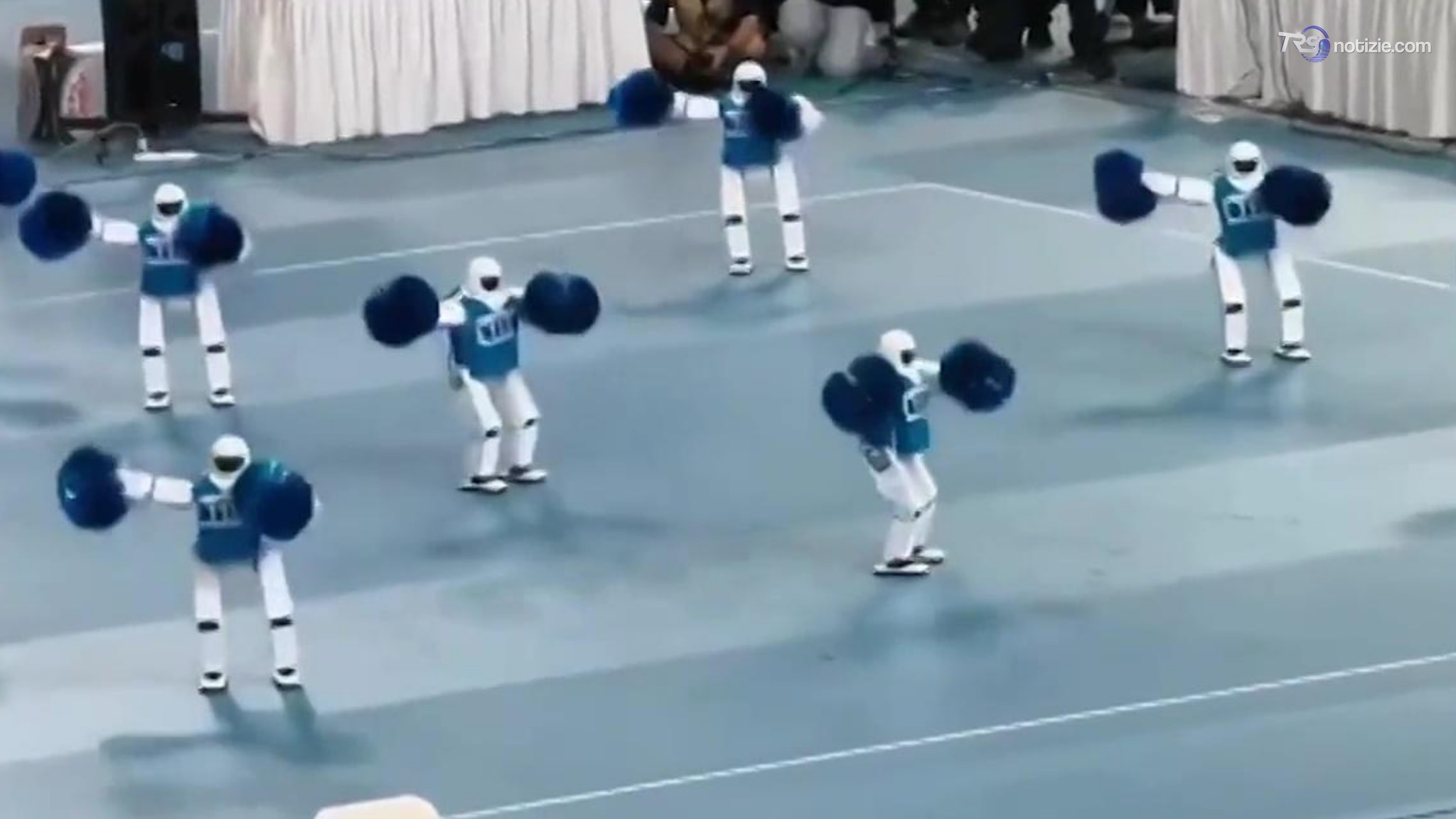 Robot cheerleaders in Cina, lo spettacolo è esilarante, poi uno collassa: portato via in barella