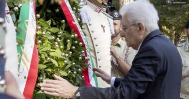Sergio Mattarella rende omaggio ai caduti della Resistenza a Porta San Paolo a Roma