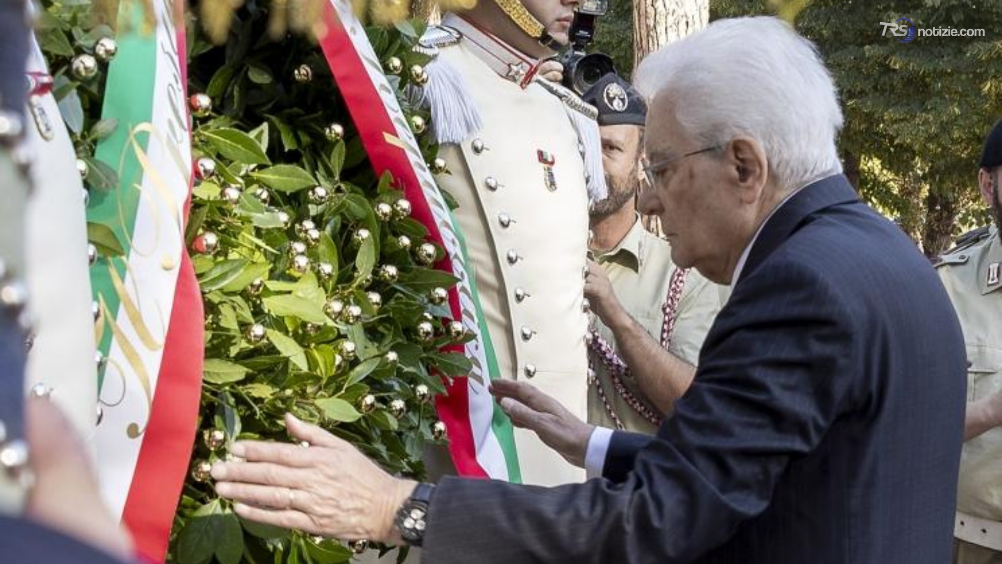 Sergio Mattarella rende omaggio ai caduti della Resistenza a Porta San Paolo a Roma
