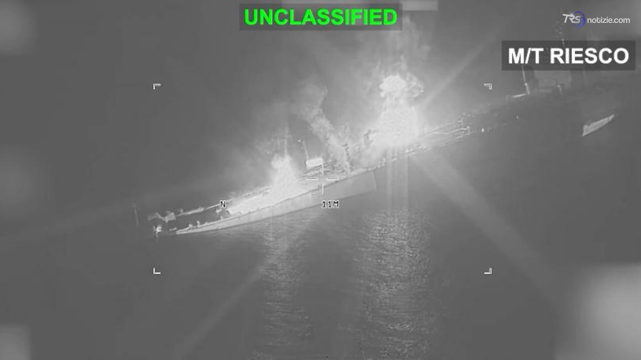 Il missile centra la petroliera: le fiamme altissime nel Golfo di Oman