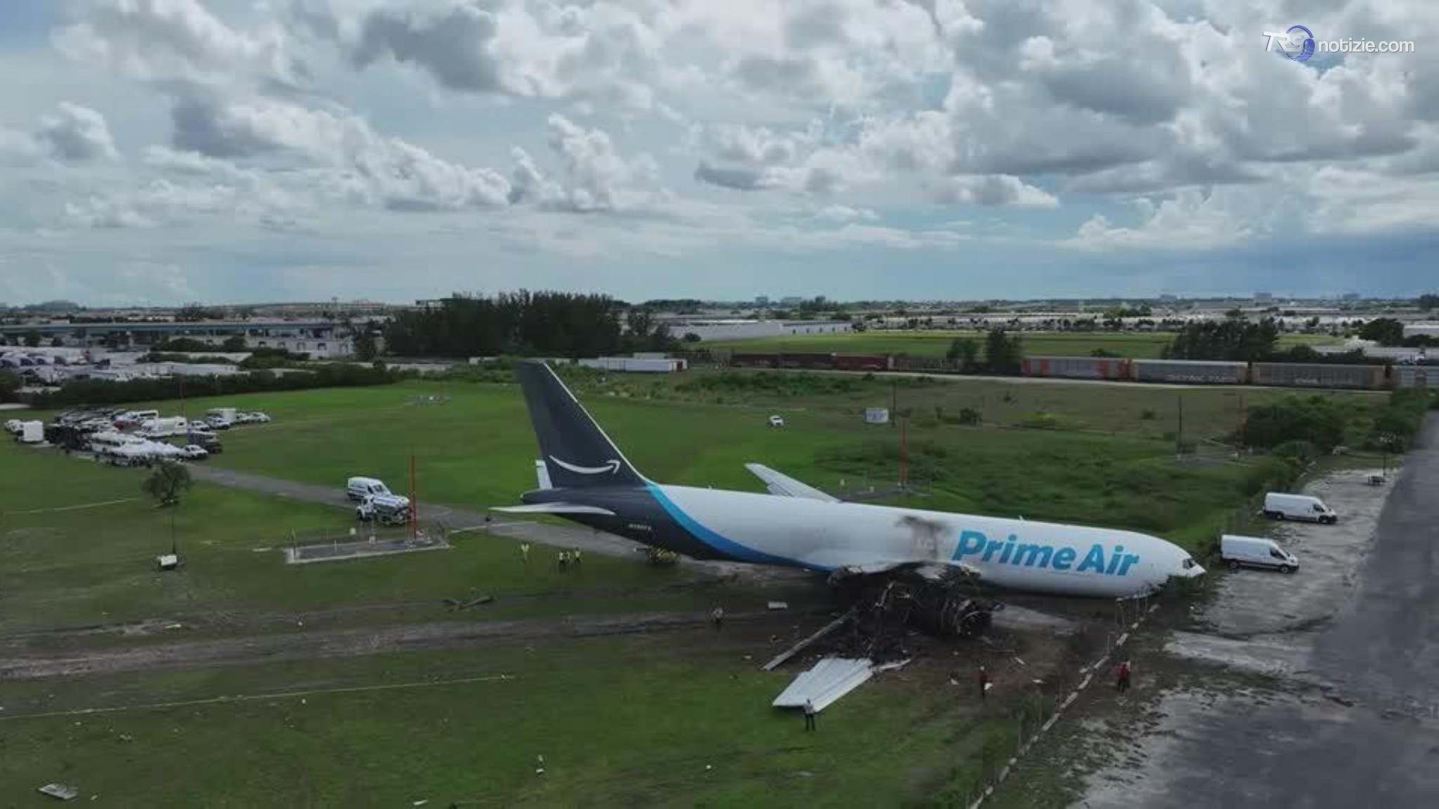 Quel che resta del cargo Amazon precipitato a Miami: il video dal drone