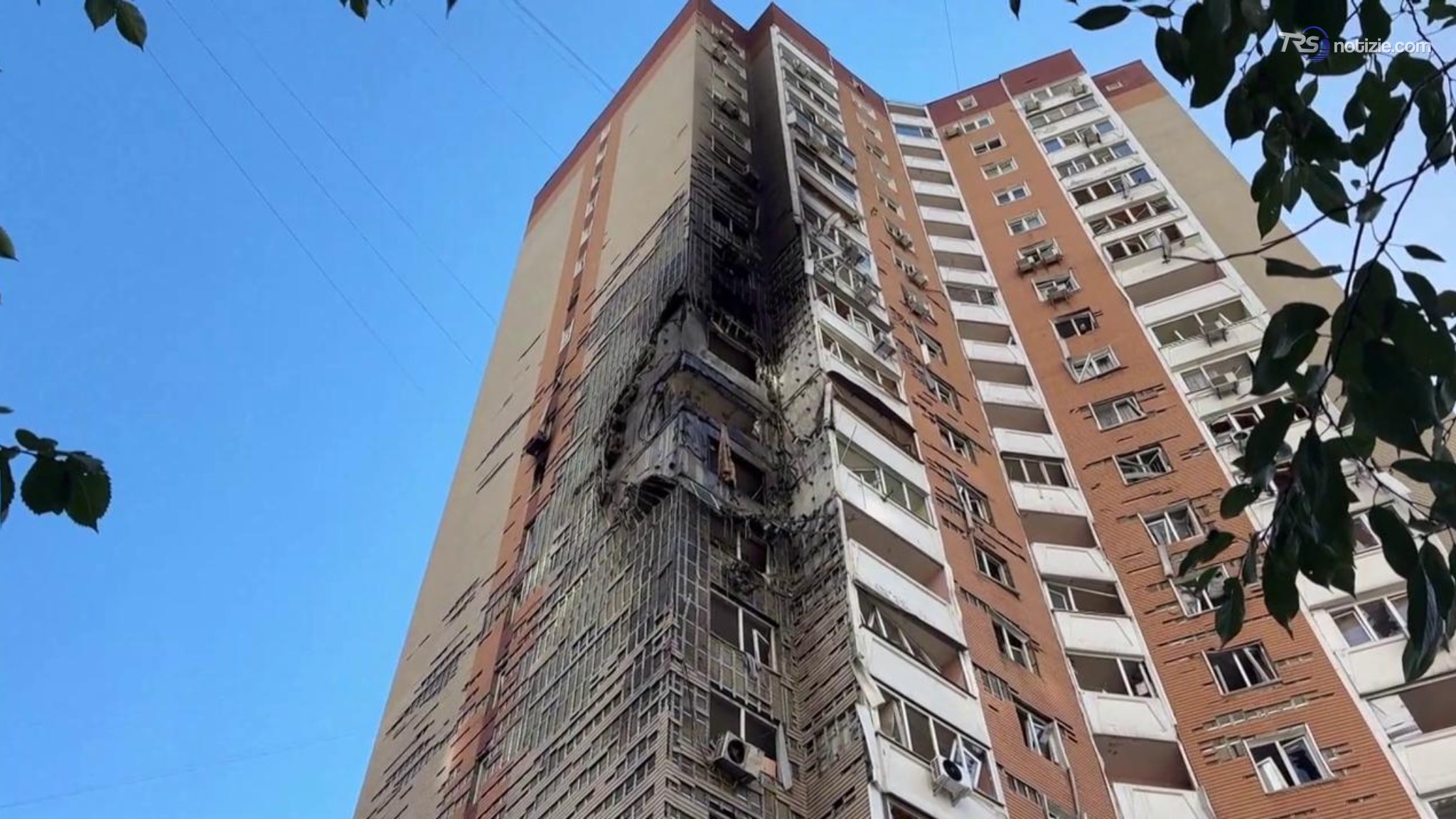 Drone russo su un edificio di 24 piani nella capitale Kiev: 6 feriti