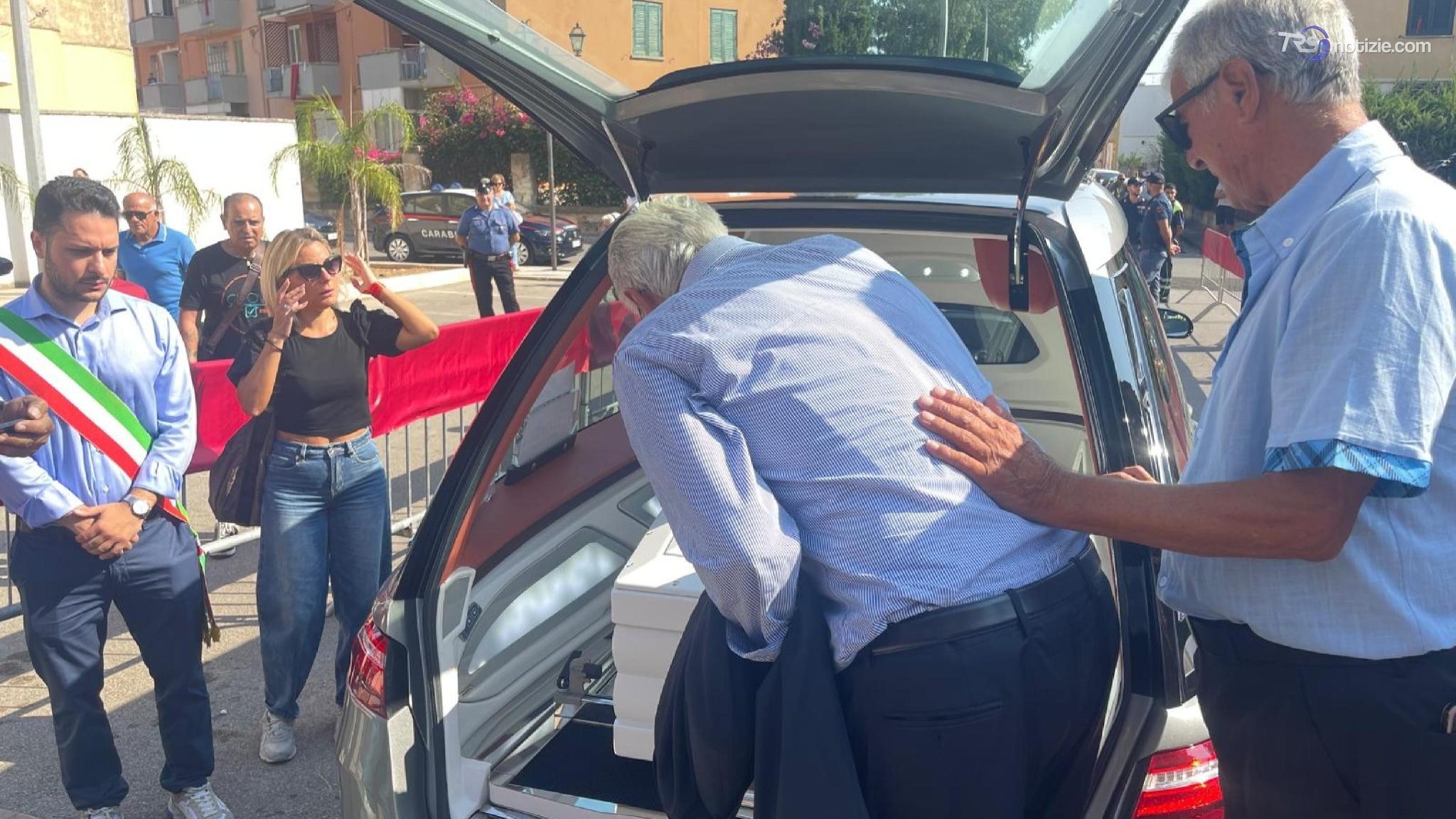 Una bara bianca per Lorena Isceri